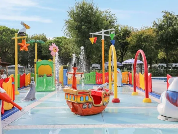 Parco giochi acquatico per bambini al campeggio Roan Sant Angelo.