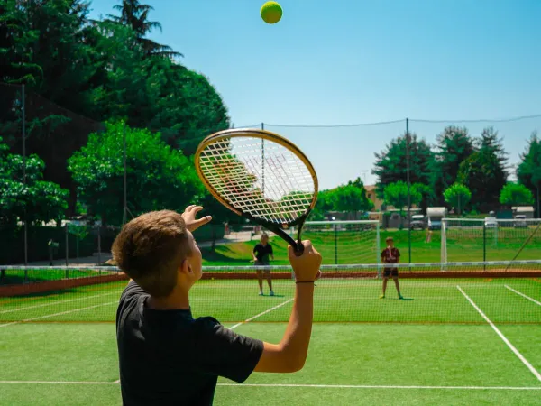 Tennis al campeggio Roan Lido Verbano.