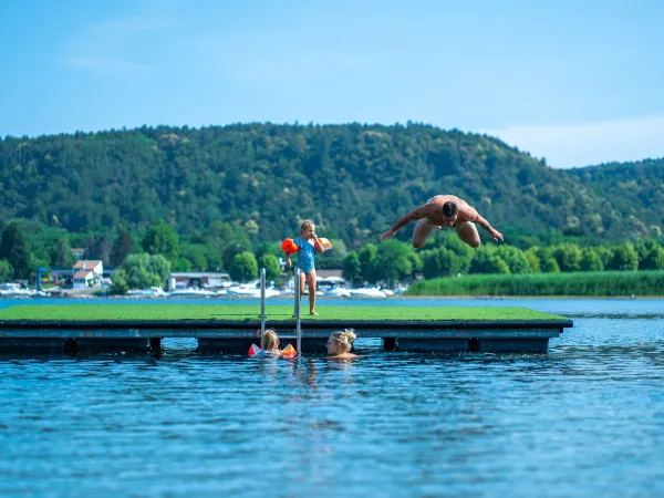 Tuffo in acqua al Lido Verbano.