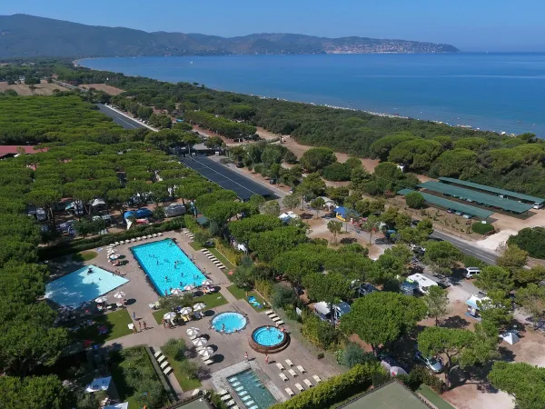 scatto del drone della piscina del campeggio di Orbetello.