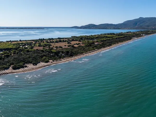 ripresa con drone della spiaggia del campeggio di Orbetello.