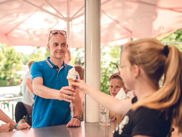 Prendere il gelato dalla mongolfiera al Roan camping Ackersate.