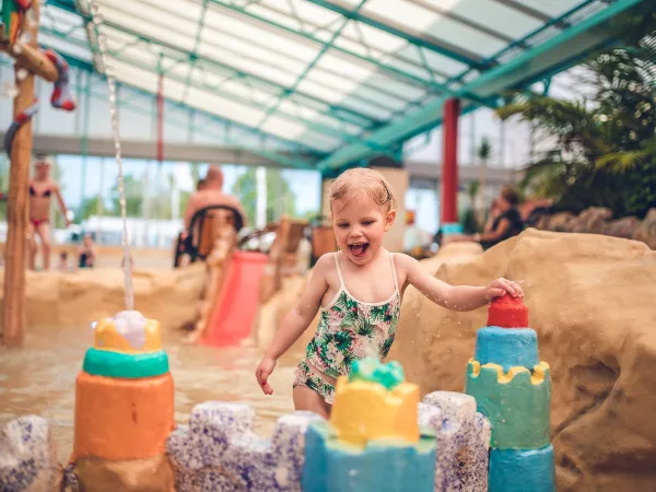 Sguazzate nella piscina per bambini del campeggio Roan di Ackersate.