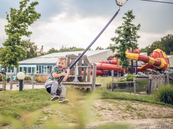 Divertimento nel parco giochi, discesa in funivia al Roan camping Ackersate.