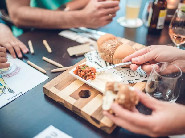 Ora dell'aperitivo al campeggio Roan di Ackersate.