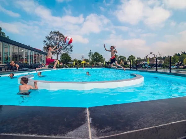 Piscina all'aperto al Roan camping Ackersate.