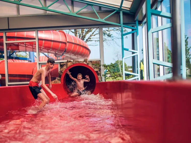 Divertimento acquatico nello scivolo del campeggio Roan Ackersate.