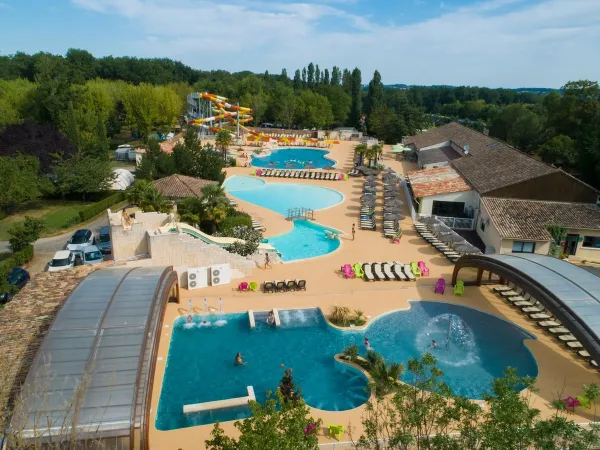 Panoramica delle piscine coperte del Roan camping Château de Fonrives.