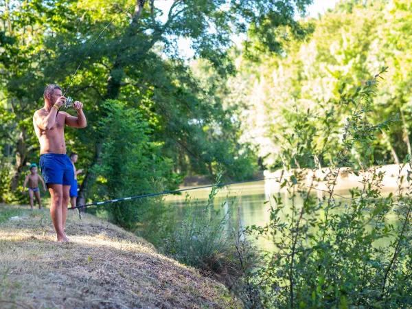 Pesca nel laghetto del campeggio Roan Château de Fonrives.