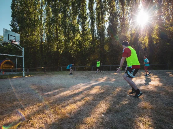 Giocare a calcio nel campo polisportivo del Roan camping Château de Fonrives.
