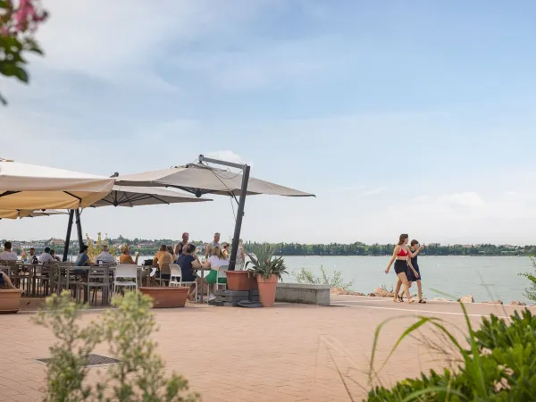 Terrazza sul lungomare del Roan camping Del Garda.