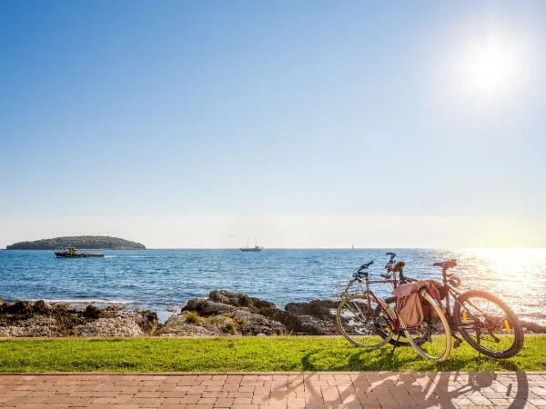 Percorso ciclistico ed escursionistico lungo la costa vicino al campeggio Roan di Bijela Uvala.