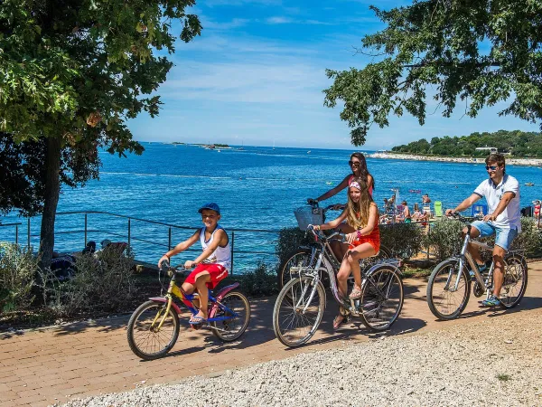 In bicicletta lungo la costa al campeggio Roan di Bijela Uvala.