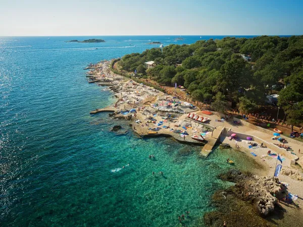 Panoramica della costa presso il campeggio Roan di Bijela Uvala.