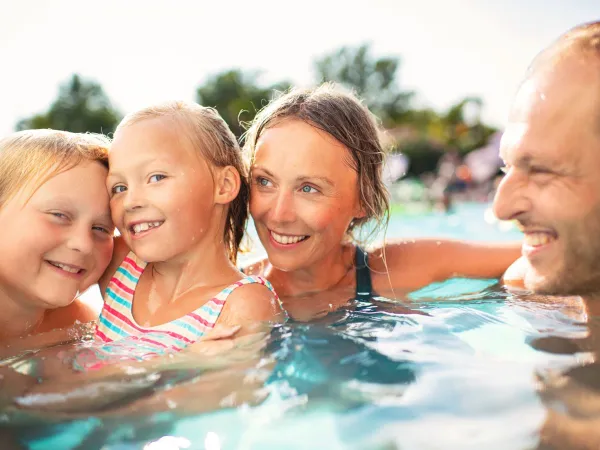 Divertimento in famiglia nella piscina del campeggio Roan Cala Gogo.