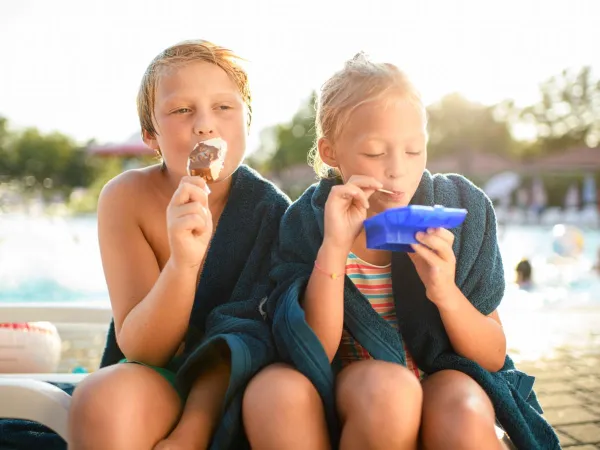 I bambini mangiano il gelato al campeggio Roan des Ormes.