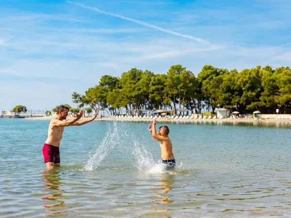 Divertimento acquatico in spiaggia vicino al campeggio Roan Stella Maris.