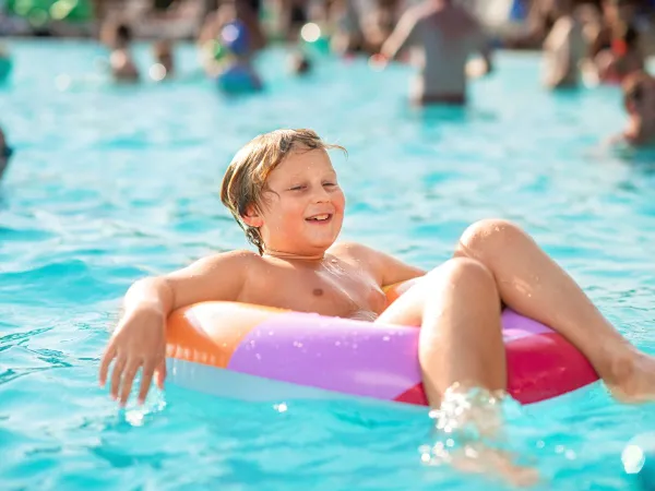 Divertimento a bordo piscina al Roan camping hu Norcenni Girasole village.