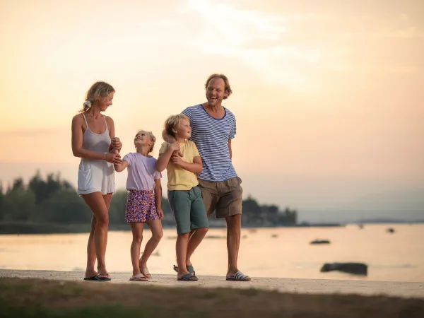 Divertimento in famiglia sulla spiaggia vicino al campeggio Roan La Sirène.