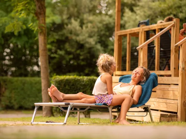 Madre che prende il sole nel salone dell'alloggio.