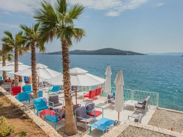 Terrazza lounge con vista sul mare al campeggio Roan Amadria Park Trogir.