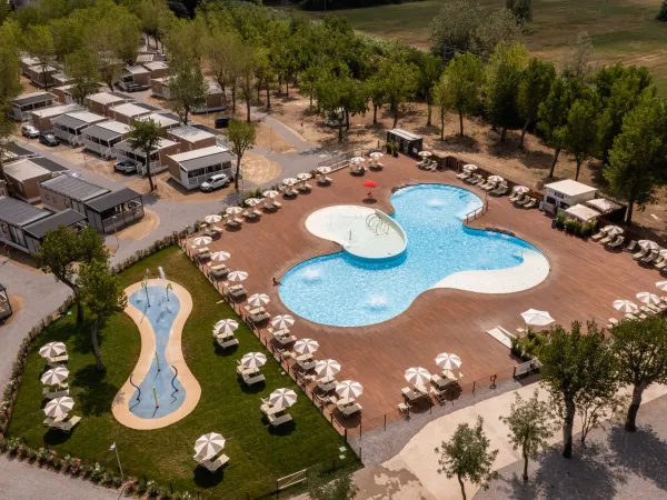 Piscina e parco giochi del Roan camping Rimini Family Village.