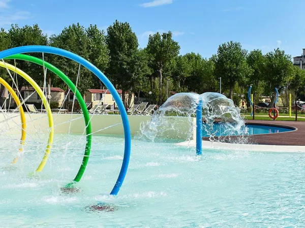 Spray park nella piscina del campeggio Roan Rimini Family Village.
