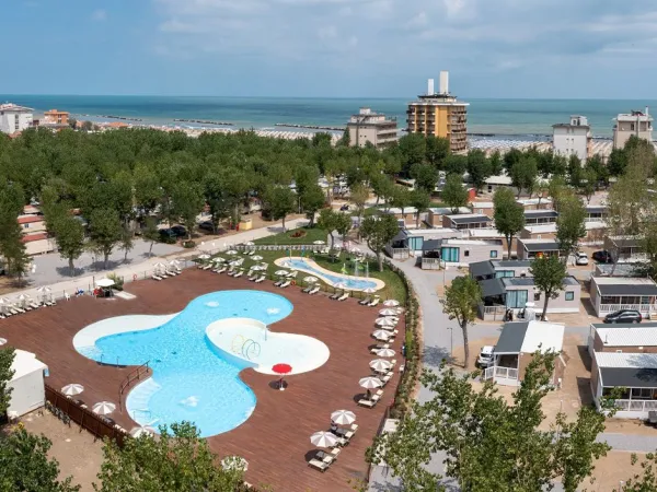 Panoramica del campeggio e della spiaggia del Roan camping Rimini Family Village.