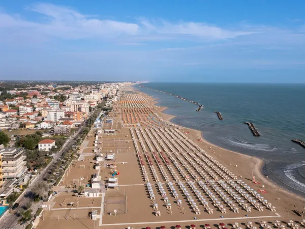 Panoramica della costa con spiaggia sabbiosa del Roan camping Rimini Family Village.