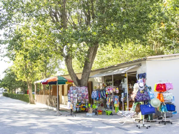 Negozi di souvenir al Roan camping Rimini Family Village.