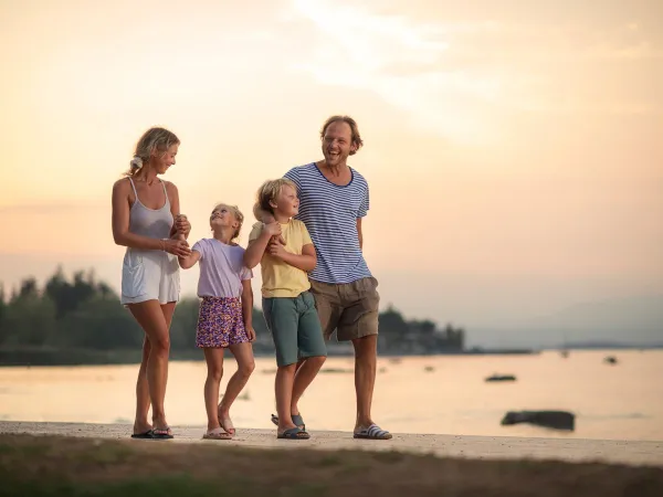 Passeggiata lungo il mare vicino al Roan camping Rimini Family Village.