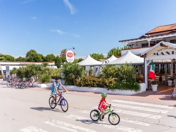 Bambini in bicicletta al campeggio Roan San Francesco.