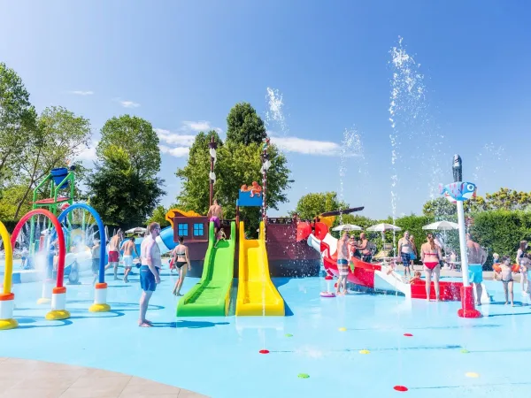 Piscina per bambini con oggetti al Roan camping San Francesco.