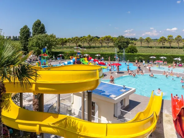 Panoramica degli scivoli con piscina del campeggio Roan San Francesco.