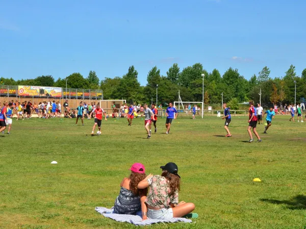 Il campo da calcio del campeggio Roan Le Vieux Port.