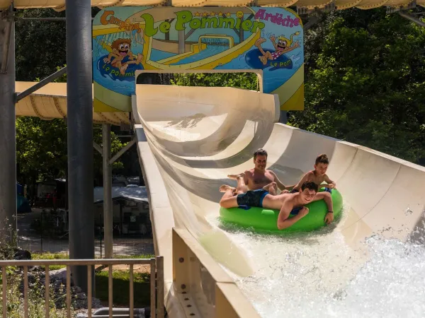 Divertimento con lo scivolo al campeggio Roan Le Pommier.