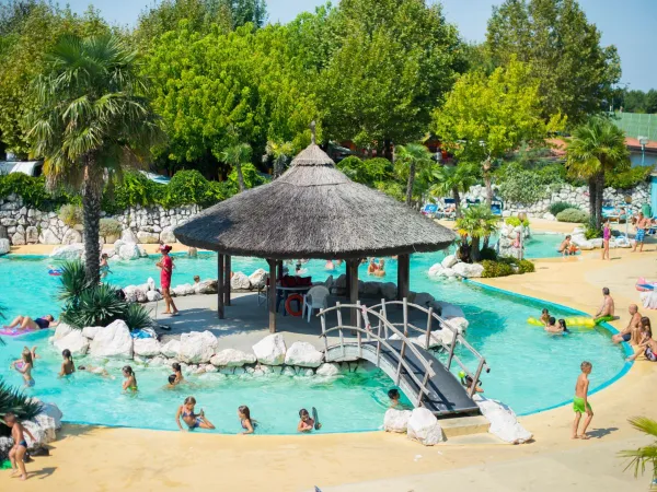 Atmosfera piscina al Roan camping Tahiti.