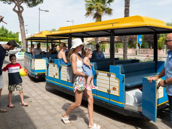 Treno per la spiaggia vicino al campeggio Roan Tahiti.