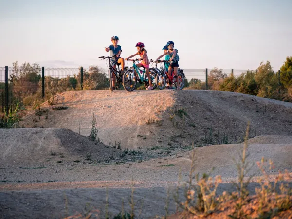 Spot acrobatico per bambini in bicicletta al campeggio Roan di Serignan Plage.