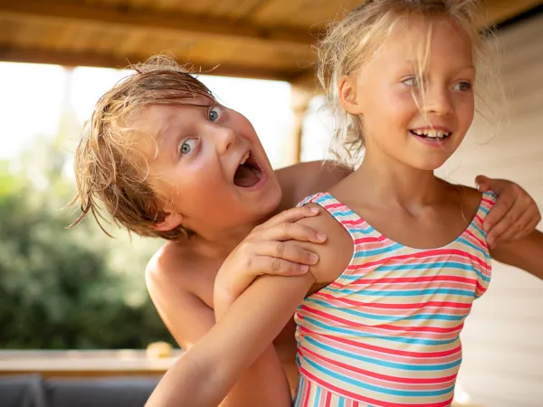 Bambini che giocano nel salotto.