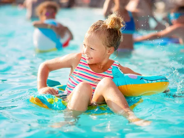 bambini in piscina al campeggio Roan di Rosselba.