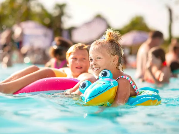 Bambini che fanno il bagno al campeggio Roan Zelena Laguna.