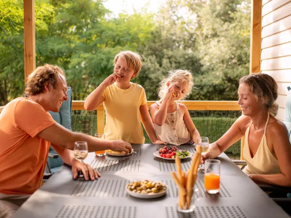 Il tempo di bere al lussuoso tavolo da pranzo del Roan camping Bi Village.