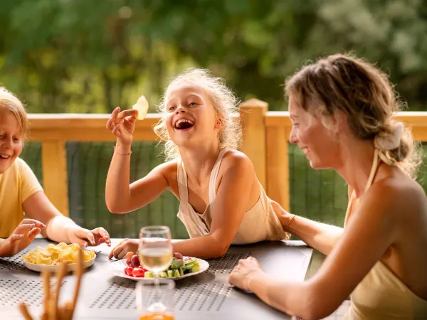 Aperitivo in famiglia presso il lounge del campeggio Roan Belvedere.