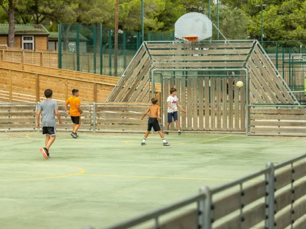 Giocare a basket al campeggio Roan El Garrofer.