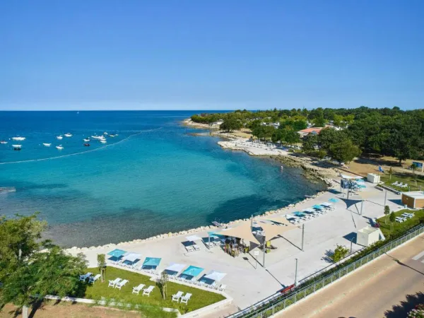 Piattaforma per sdraiarsi sulla spiaggia del Roan camping Park Umag.