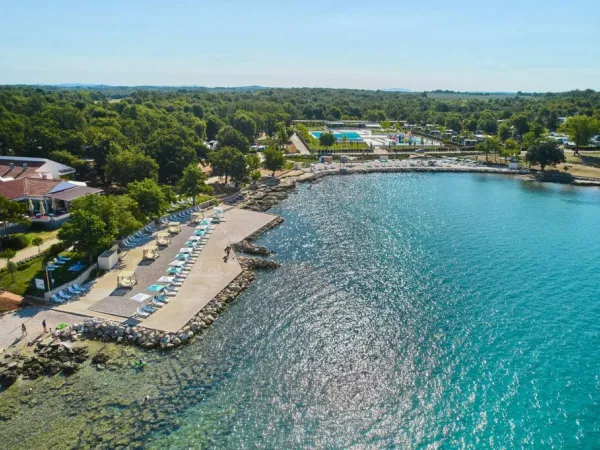 Piattaforme per sdraiarsi sulla spiaggia del Roan camping Park Umag.