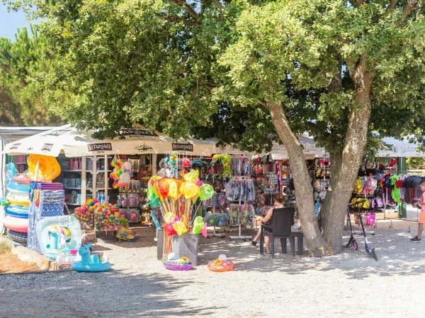 Bazar al campeggio Roan Park Umag.