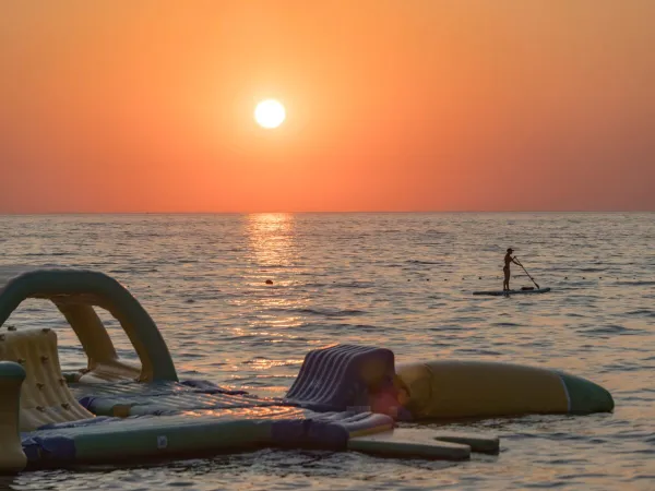 Tramonto sulla spiaggia del Roan camping Park Umag.