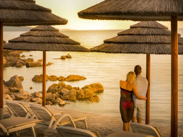 Momento romantico sulla spiaggia del Roan camping Krk Camping Resort.